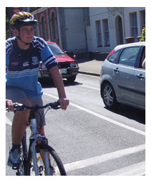 Side image - cyclist and cars at lights. 